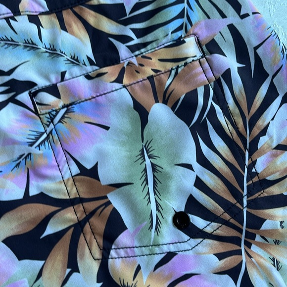 Billabong “Postcards From Paradise” Boardshorts - Picture 4 of 4